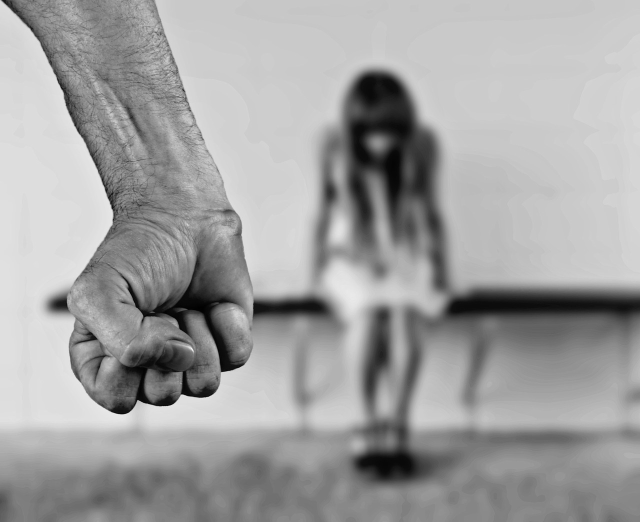 四十岁女子职场遭遇性侵，施暴者终被严惩四年有期徒刑