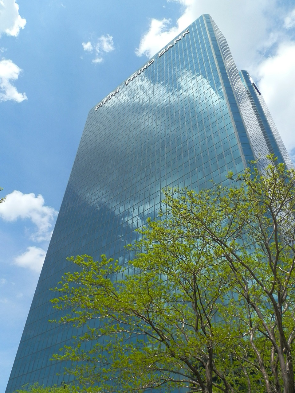 近百户海景房窗子被吹飞事件揭秘，物业揭示背后原因系私改