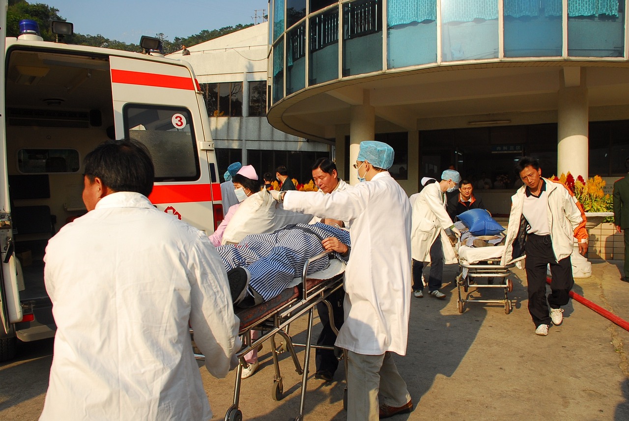 嫌疑人疑死亡后仍送医院抢救9天，探究生命尊严与法律伦理的边界