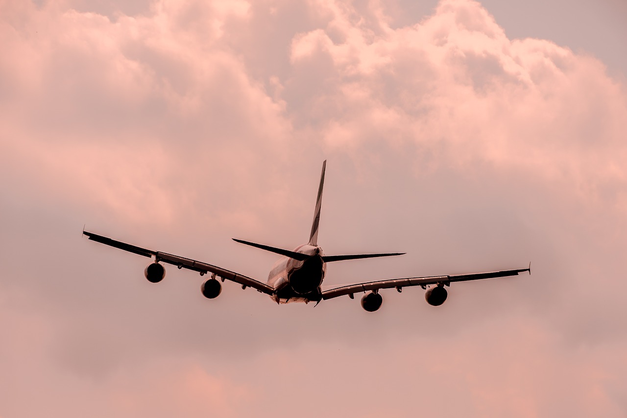 国航一飞机疑因风挡玻璃开裂返航，事件解析与航空安全探讨