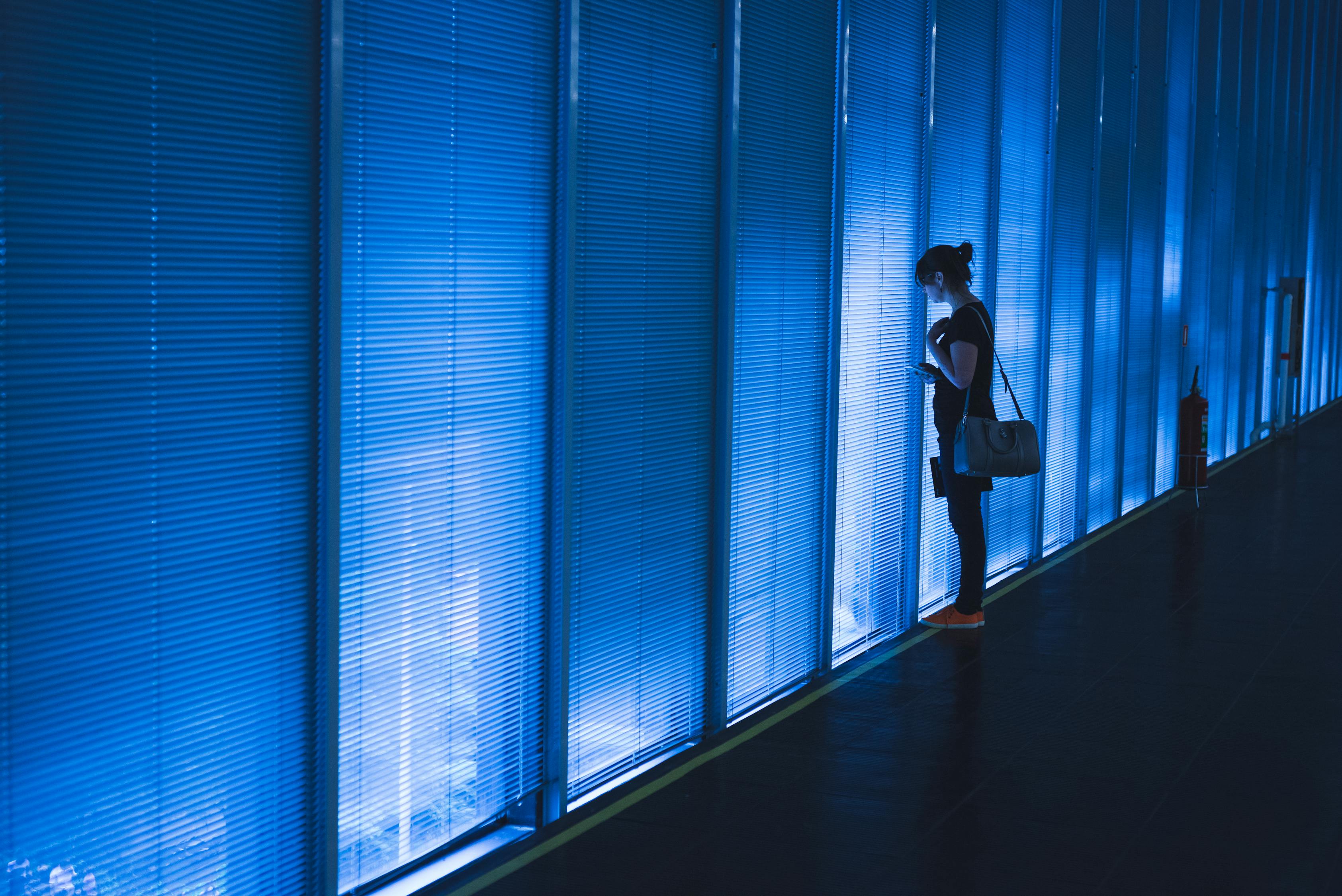 关于部分直播间未成年人暖场变相出镜现象的探讨 关于部分直播间未成年人暖场变相出镜现象的探讨