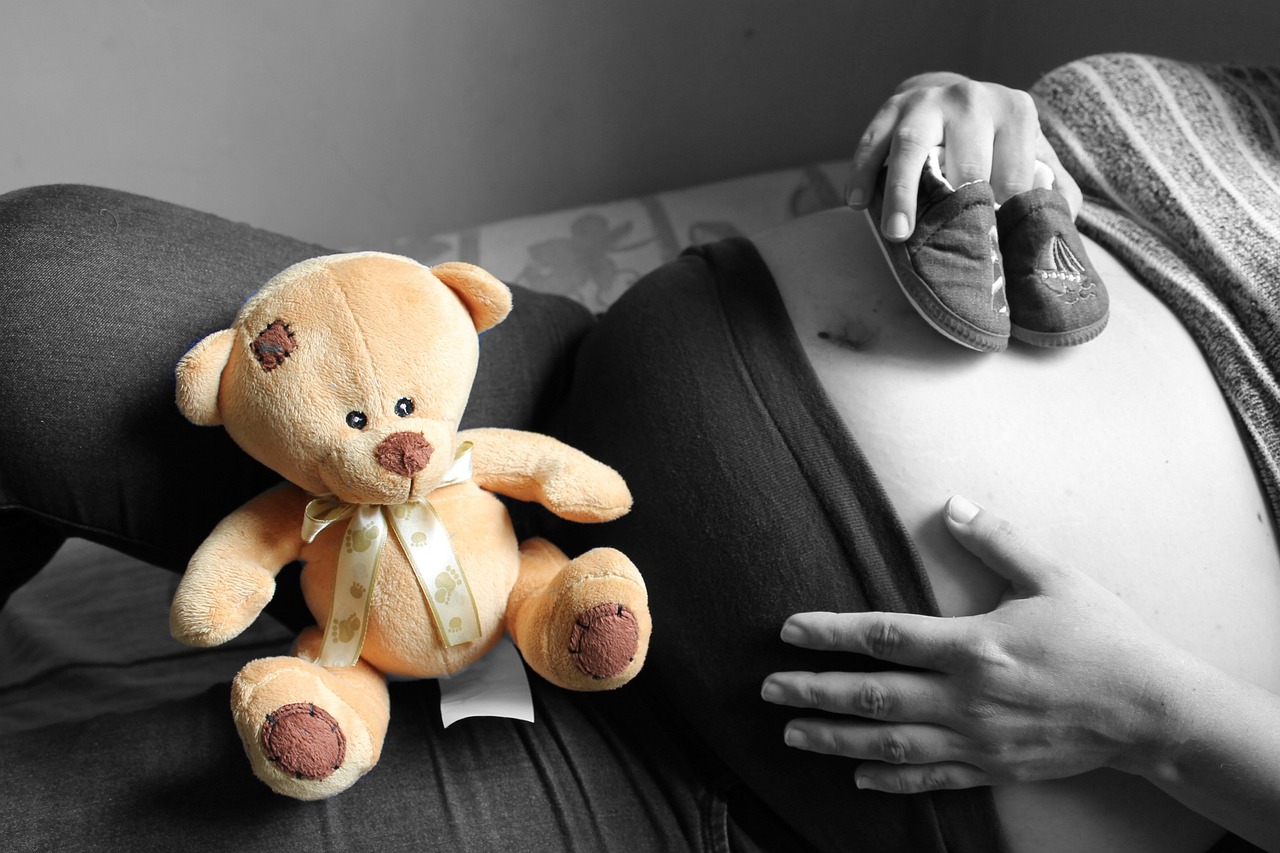 女子怀孕后被代孕机构拉黑，揭露代孕背后的复杂问题与人性的考量